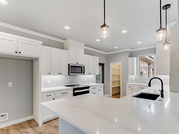 3rd image of 914 W Oakridge Drive