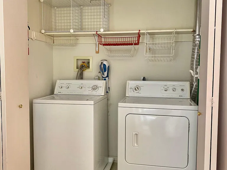 411 Lynetree Dr — Photo 21