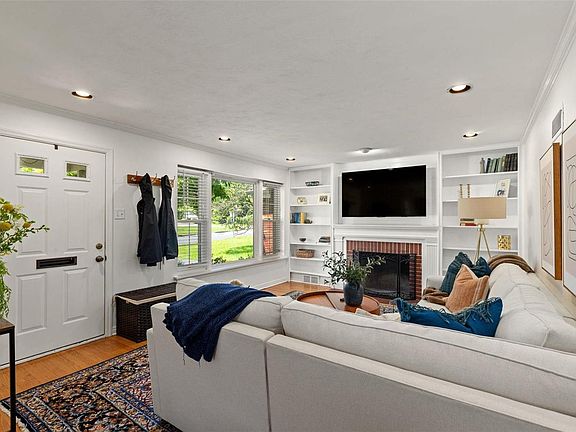 4th image of 909 Glenbrook Ave