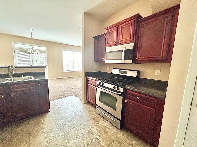 64 Creighton Ln — Photo 6