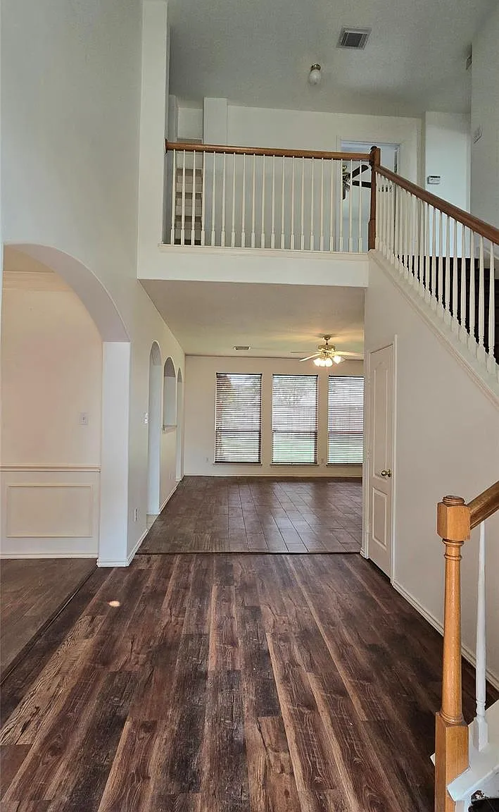 5 bed, 3.0 bath, 3072 sqft, $2,490 — Photo 2