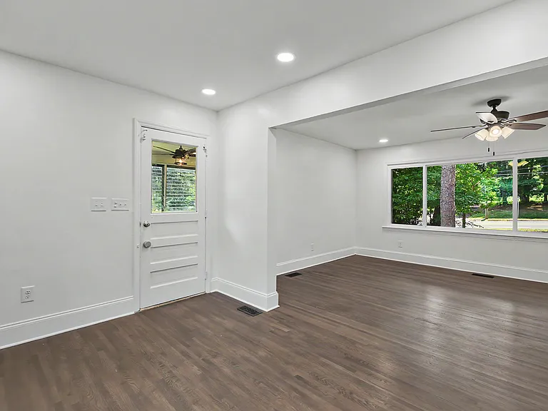 2200 Eastway Dr — Photo 11