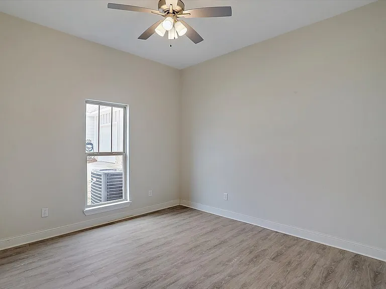 707 Heartwood Ln — Photo 5