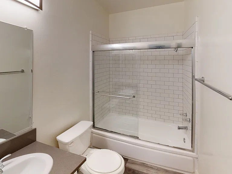 Roscoe Villa Apts — Photo 9