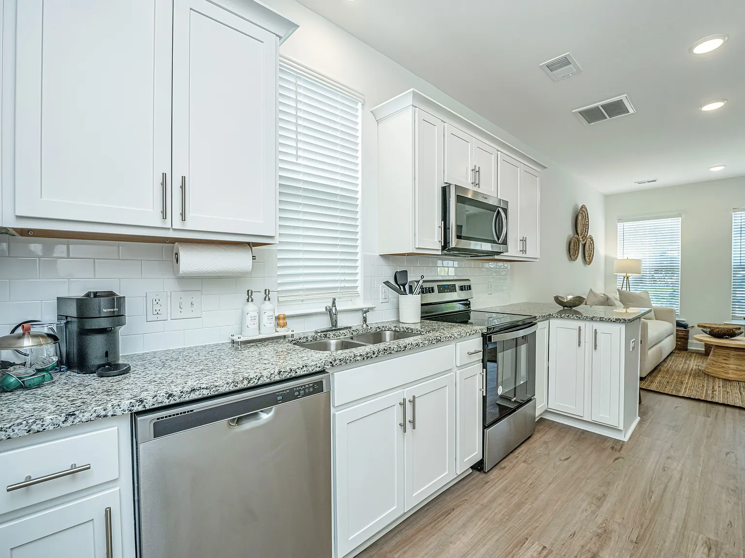 3 bed, 1140 sqft, $3,000 — Photo 2
