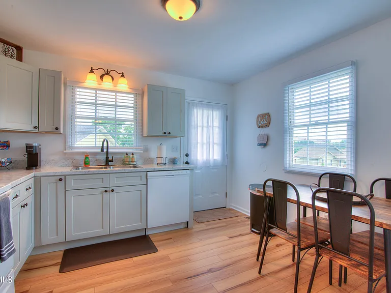 2418 Vines St — Photo 7