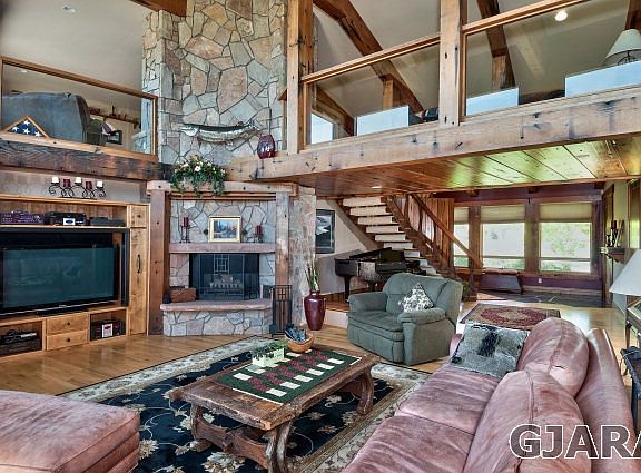 3rd image of 706 Canyon Creek Dr
