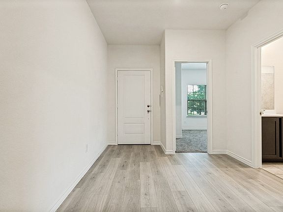 3rd image of 1017 Crepe Myrtle Ln