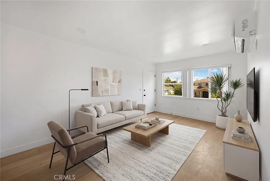 2 bed, 700 sqft, $2,825 — Photo 2