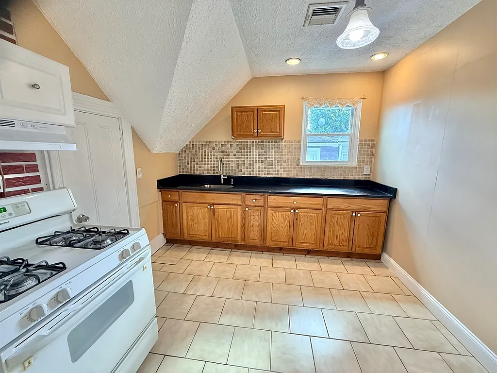 1 bed, 1.0 bath, 99999 sqft, $2,200 — Photo 2