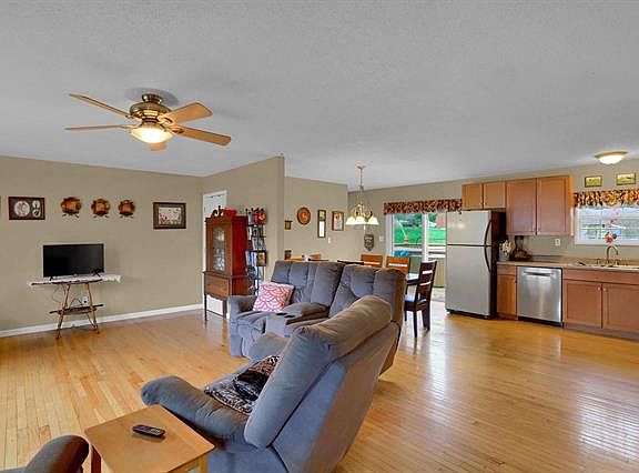 3rd image of 940 Dennis Dr