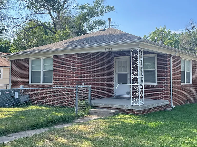 2702 W Maple St — Photo 1