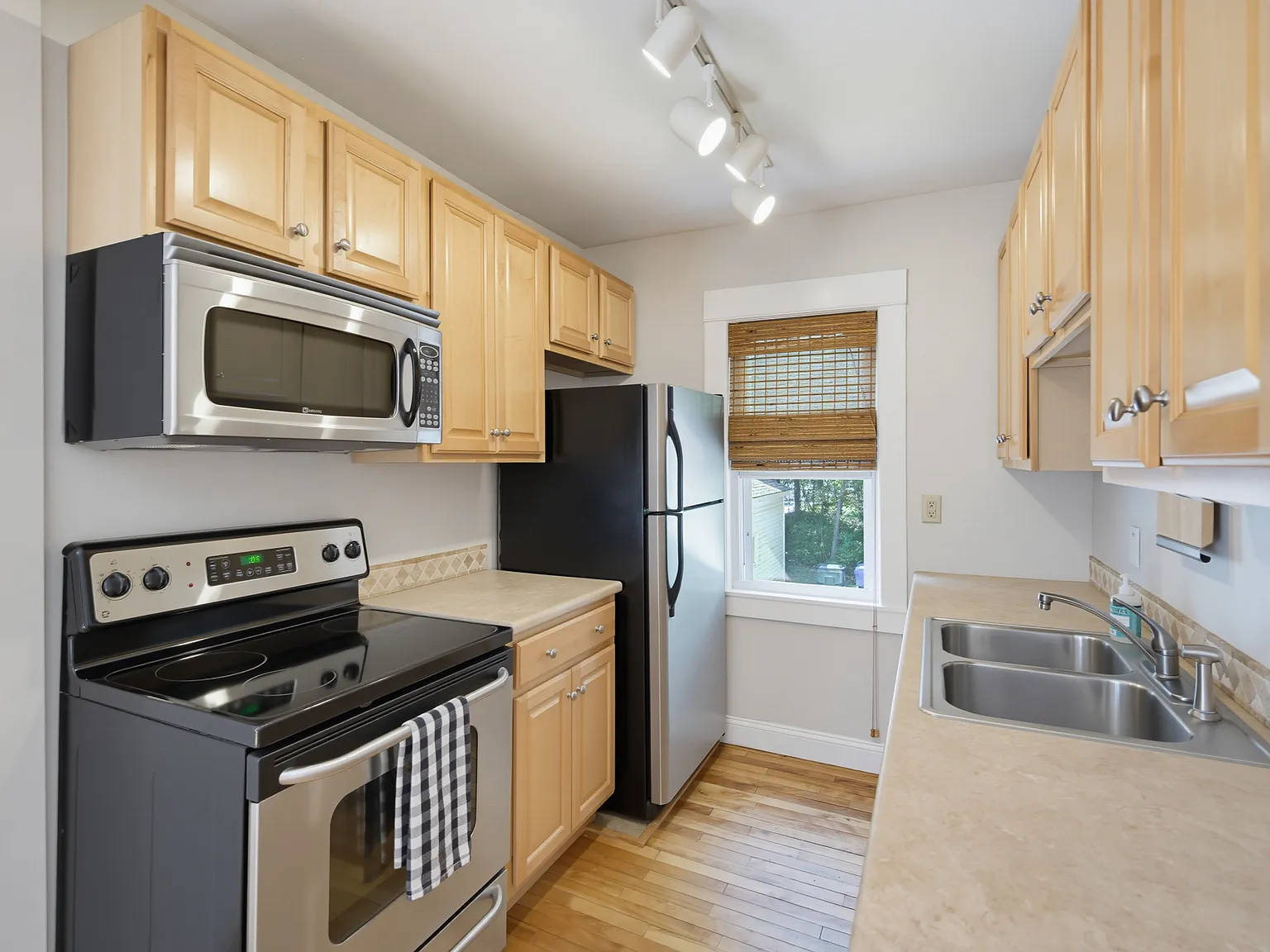 242 Lafayette St — Photo 4