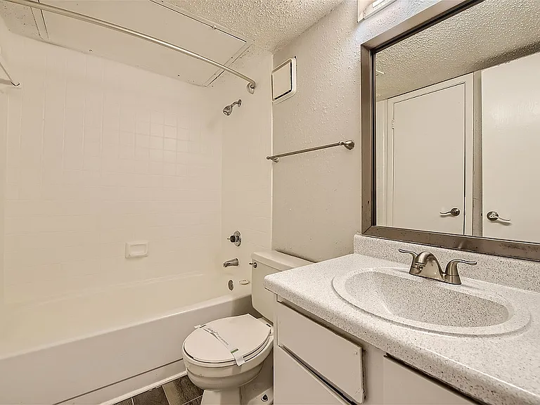 500 Tish Circle #405 - Web Quality - 010 - 16 Bathroom