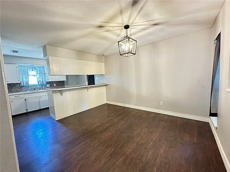 2114 Saint Charles Dr — Photo 4