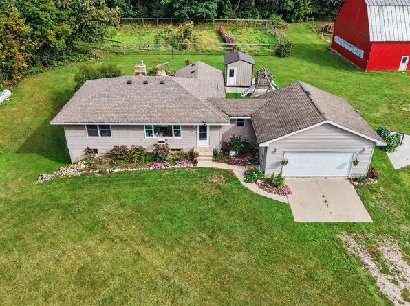 1149 W 40th St, Fremont, MI 49412