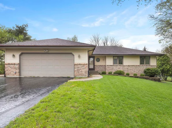 5432 Shamrock Ln, Roscoe, IL 61073