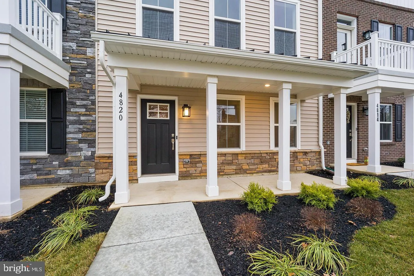 3 bed, 3.0 bath, 2176 sqft, $3,300 — Photo 2