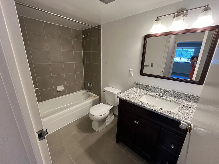 Claybourne Apartments — Photo 12