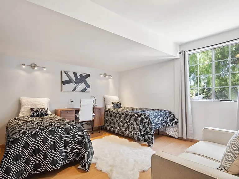 10304 Marcus Ave — Photo 14