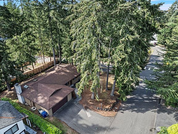 5th image of 2702 Oxford Court