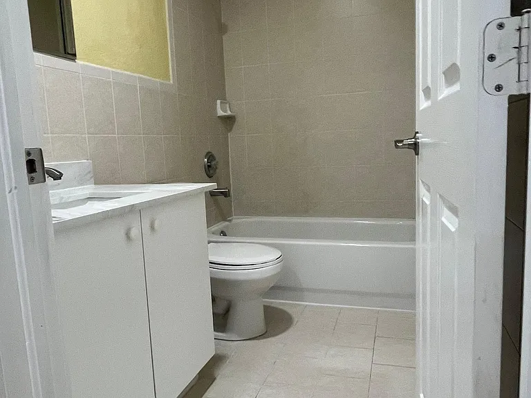 First bathroom on the upper floor (picture 1)
