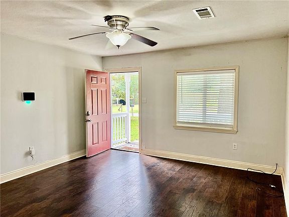 4th image of 305 Moriarity St