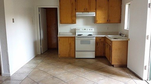 2nd image of 935 Kenwood Ave APT 6