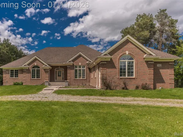 7893 Lantern Dr, Almont, MI 48003