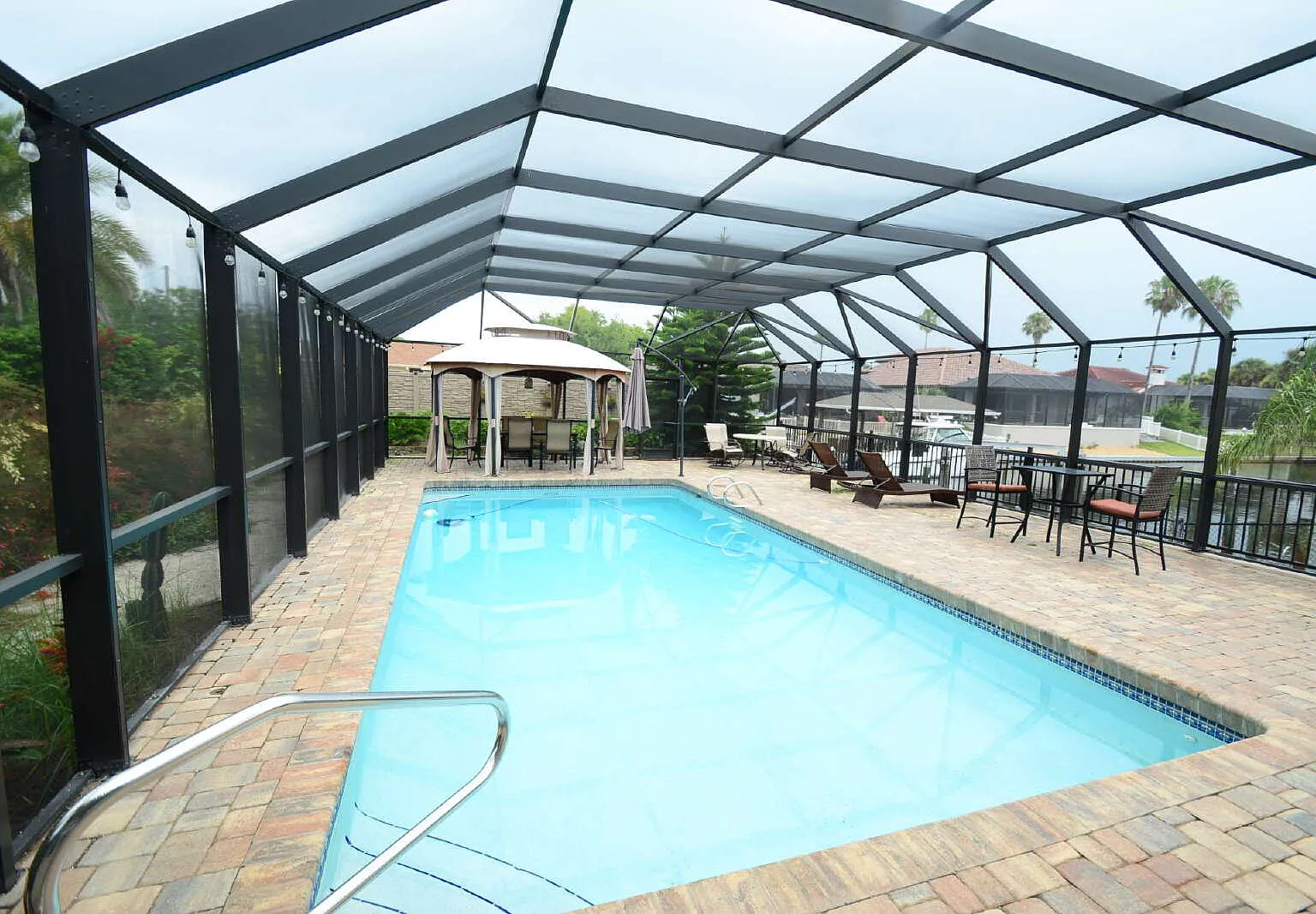 3 bed, 2.0 bath, 2142 sqft, $3,995 — Photo 2