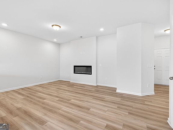 4th image of 312 Caroline Pl #99