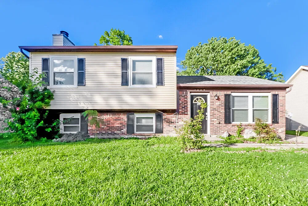3 bed, 2.0 bath, 1860 sqft, $2,150 — Photo 1