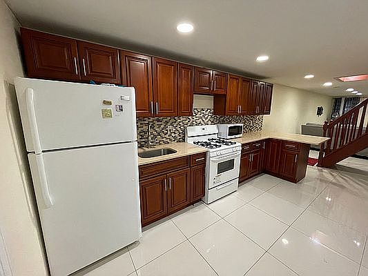 2nd image of 1415 E 52nd St Floor 1