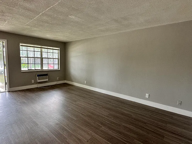 105 NE 6th Ave — Photo 3