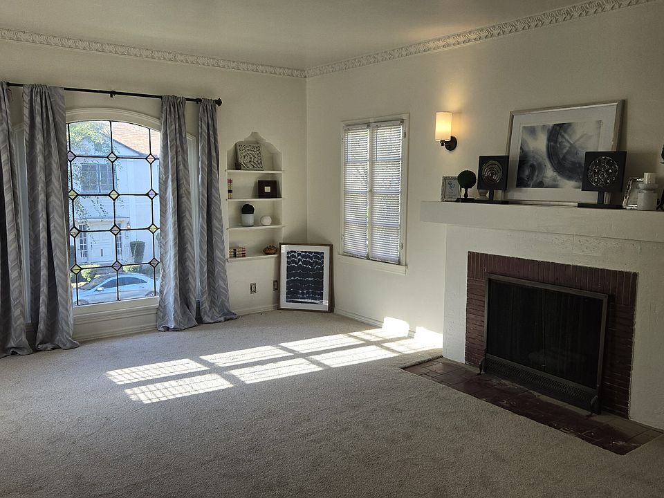 Living room w fireplace