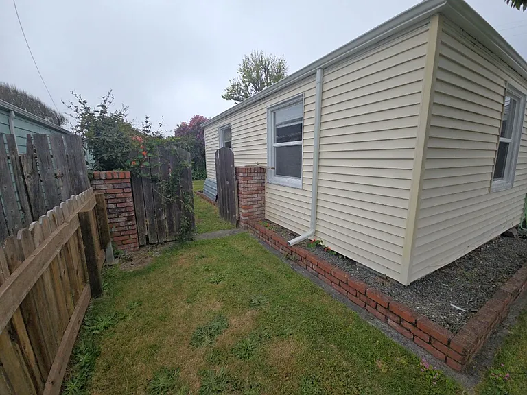2204 F St — Photo 23