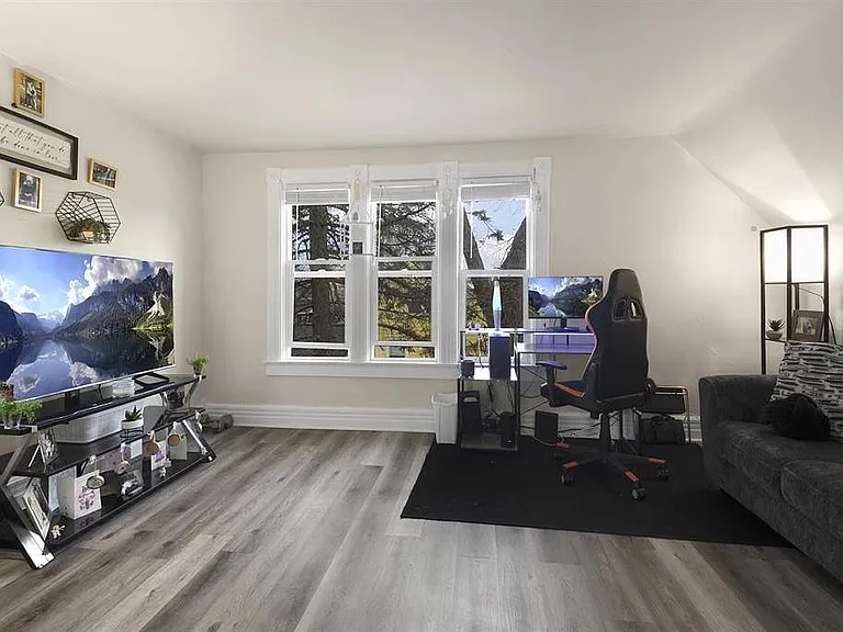 1114 Wells St #1/2 — Photo 5