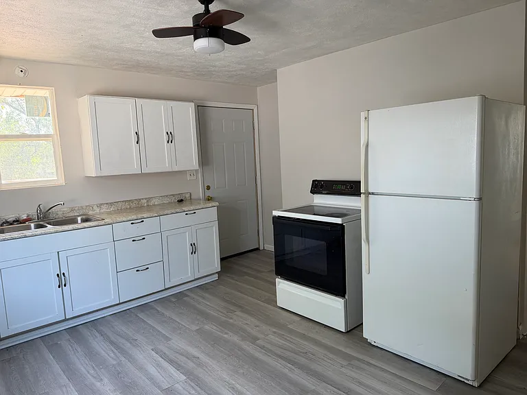 2516 NW 8th St #4 — Photo 7
