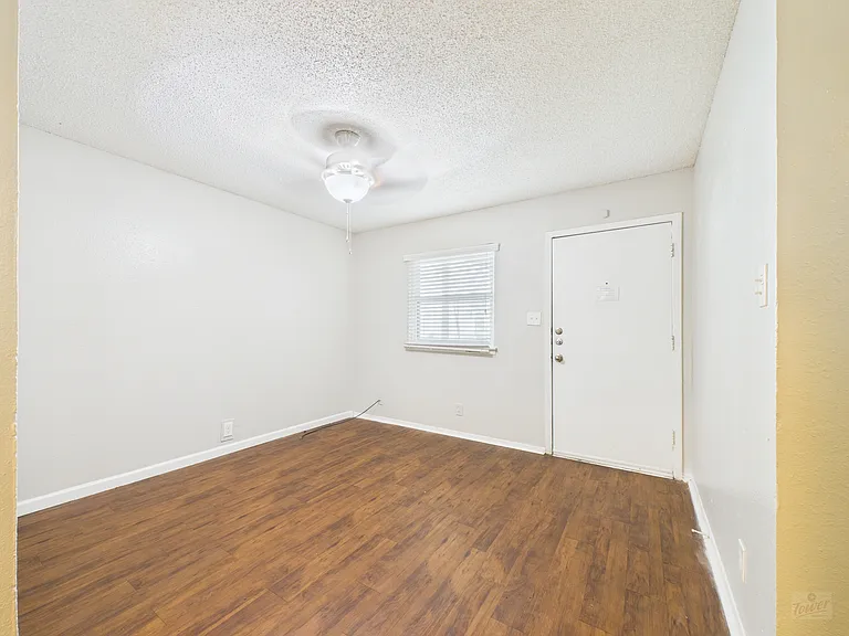 2401 Manor Rd #136 — Photo 2