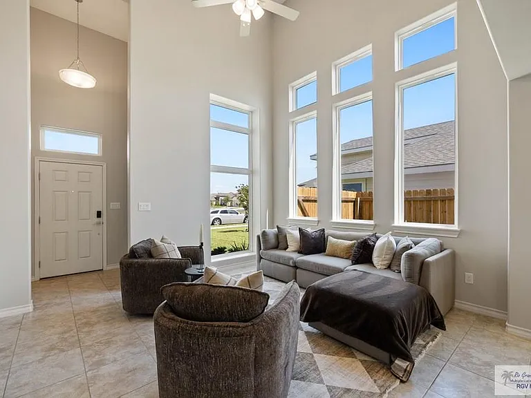 2409 Antelope Canyon St — Photo 2