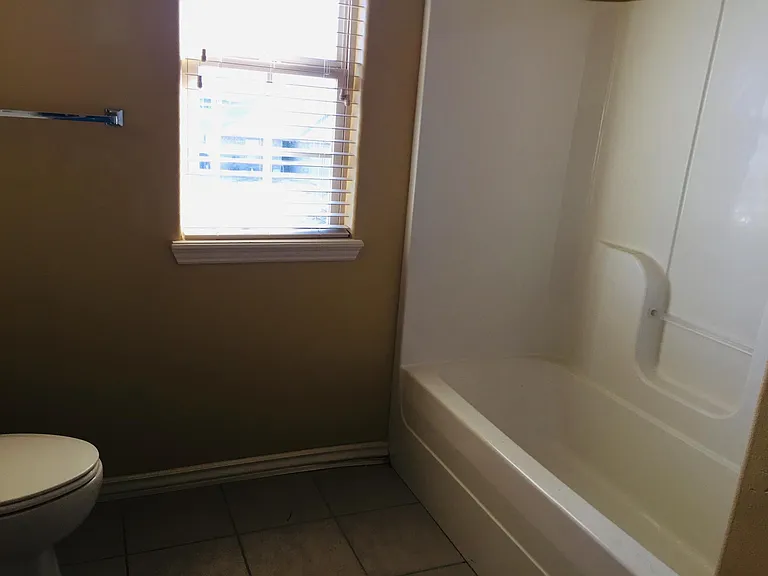 1015 Kensington Dr — Photo 3