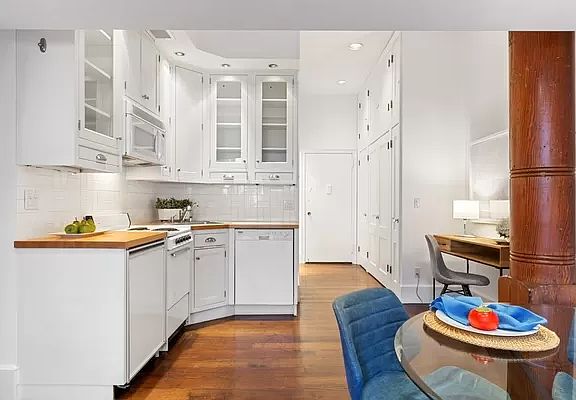 3rd image of 23 Waverly Pl APT 5W