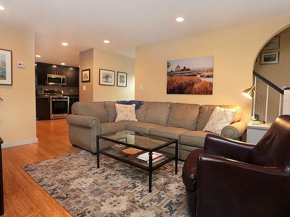 4th image of 43 Kent St #D2