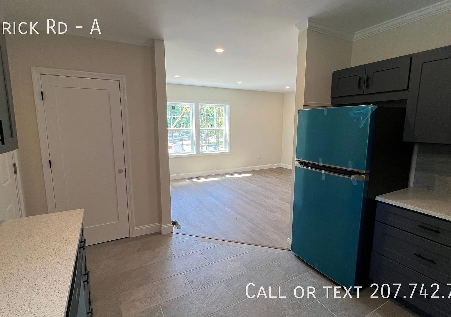 Like New! 1st Floor2 Bedroom Duplex, Small Porch In Unit AC and Laundry — Photo 3
