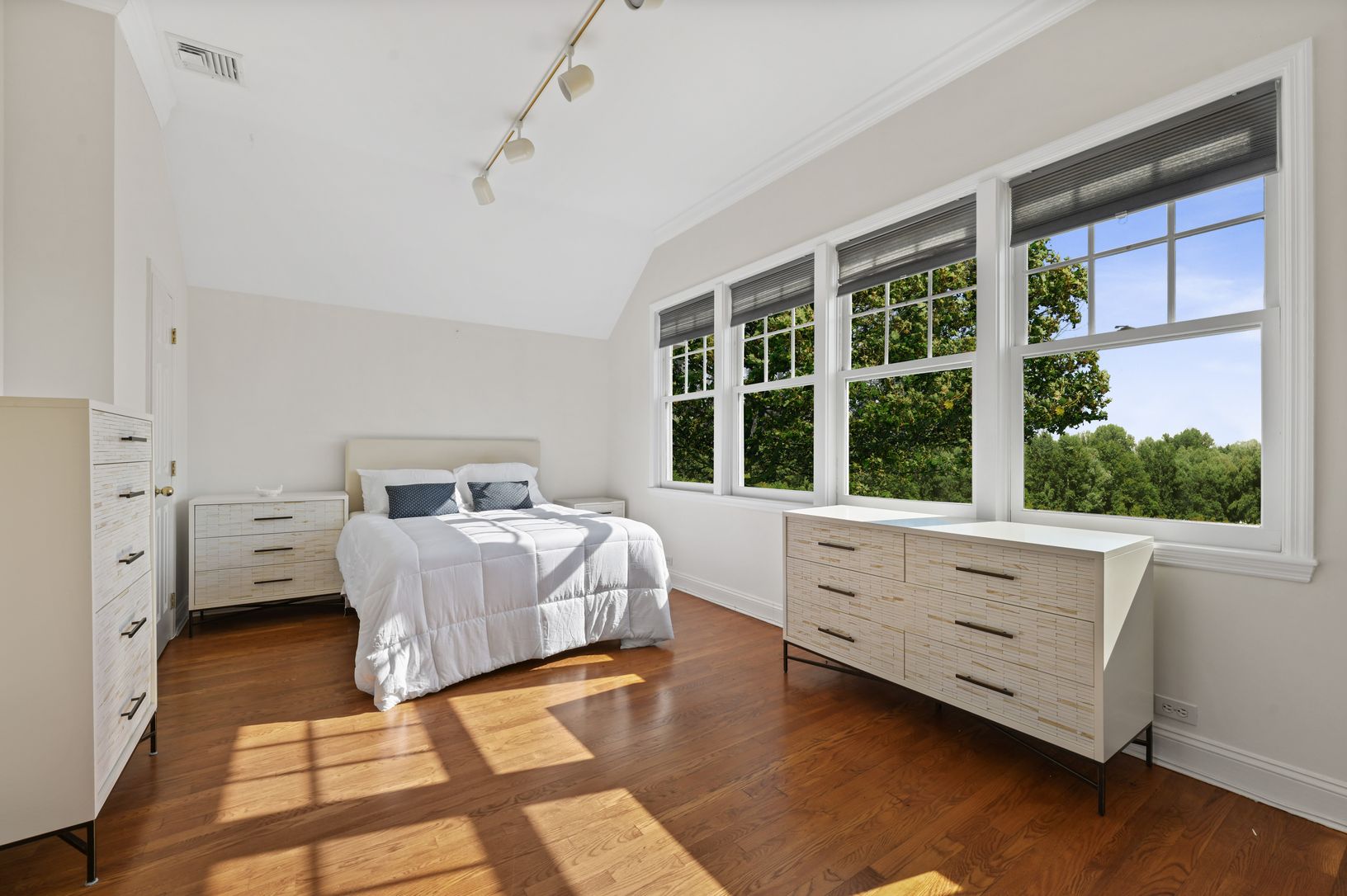  Bedroom with Farm View