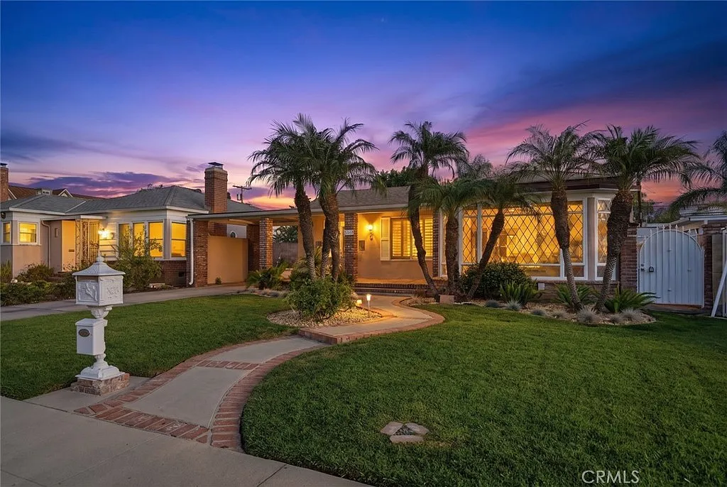 4 bed, 2200 sqft, $4,400 — Photo 1