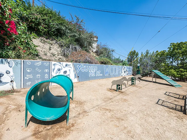 Emerald Hills — Photo 10