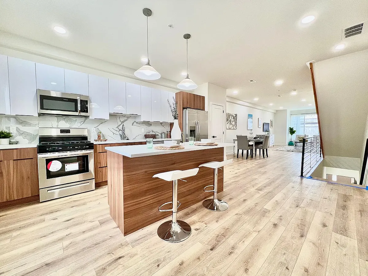 Building Photo - 2511 E Tioga St #F9
