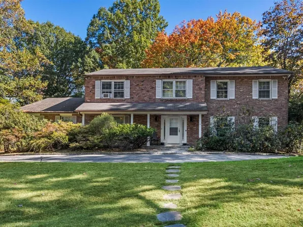 1149 Glen Cove Avenue, Roslyn Harbor, NY 11576