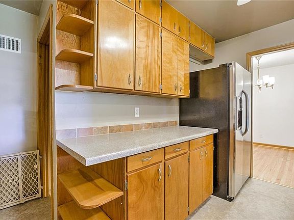 5th image of 723 W 90th Ter
